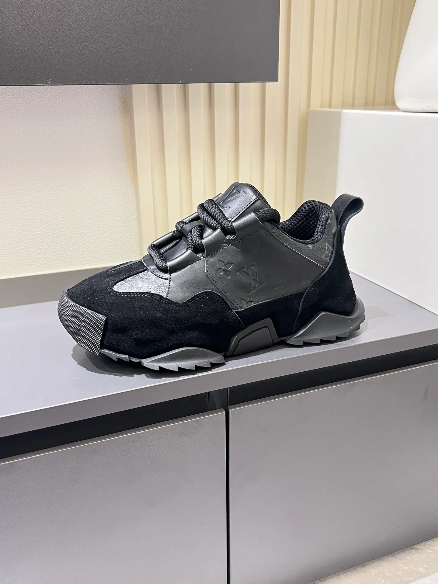 p600 "LOUI* VUITTO*" popular men's casual shoes, genuine development in Italy 💯Purchasing level quality ✔️The upper is made of first-layer cowhide, comfortable and soft sheepskin feet ⚡️ Fashionable and versatile, the toe last shape is firm and full, the soles are made from original LV molds and can be freely entered and exited the counter. Light and comfortable on the feet~Purely handmade, details determine quality! Size:39-44!